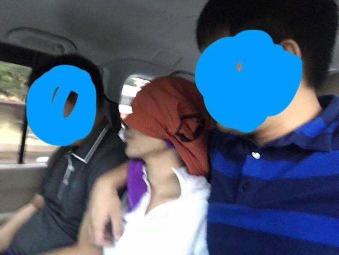 Cảnh sát hình sự không chế, bắt Thọ Sứt và giải về trụ sở bằng xe công vụ.