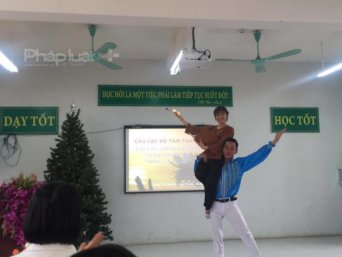 Tiết mục văn nghệ do thành viên CLB biểu diễn trong lễ kỉ niệm