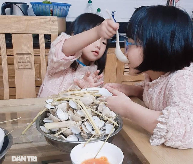 Hình ảnh 2 chị em Khánh Ly và Khánh Linh tự chăm nhau trong bữa ăn (Ảnh: nhân vật cung cấp).