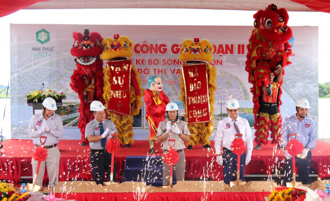 Các đại biểu thực hiện nghi thức Lễ khởi công giai đoạn II tuyến kè bờ sông Sài Gòn tại KĐT Vạn Phúc, quận Thủ Đức.