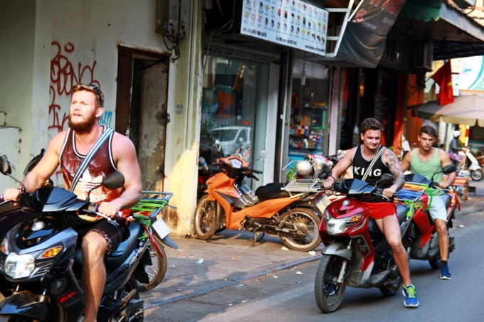 Những người nước ngoài thường không đội mũ bảo hiểm khi tham gia giao thông.