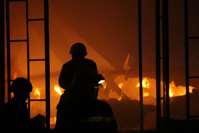 Ngọn lửa cháy ngùn ngụt trong đêm.