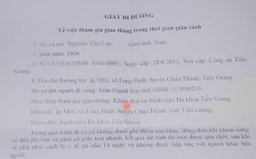 Giấy đi đường do xã cấp thể hiện nội dung cho hai người đàn ông đi khám thai.