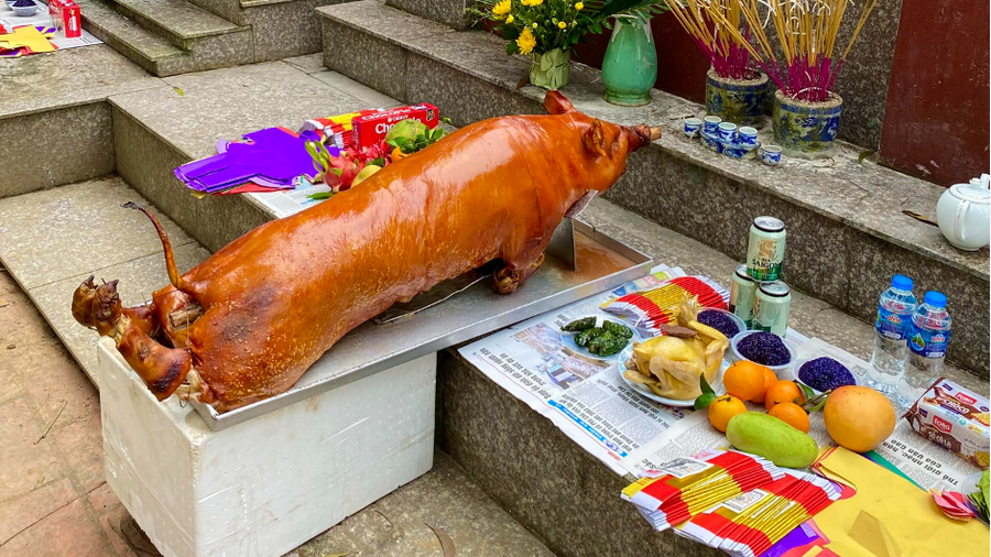 Đồ cúng thường có lợn quay, gà thiến, bánh ngải, xôi ngũ sắc, vàng hương, bánh kẹo, hoa quả,...