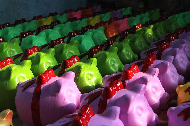 Thợ thủ c&ocirc;ng thực hiện việc trang tr&iacute; từng con heo đất để cho ra th&agrave;nh phẩm ho&agrave;n chỉnh.