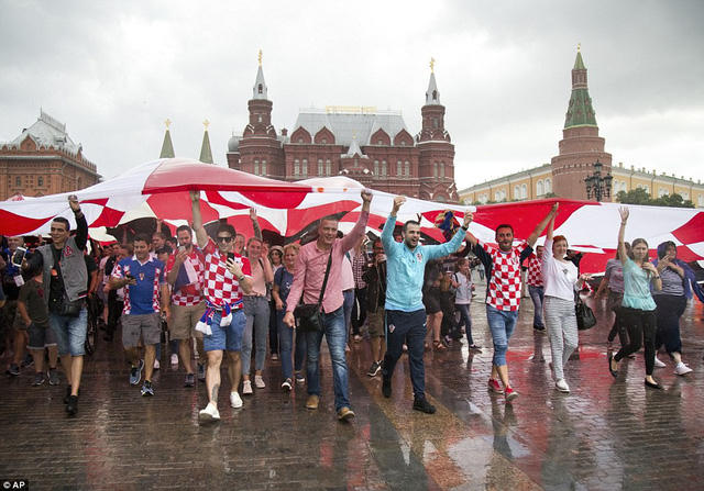 Cổ động viên Croatia sung sướng tột cùng ở bên ngoài sân Luzhniki