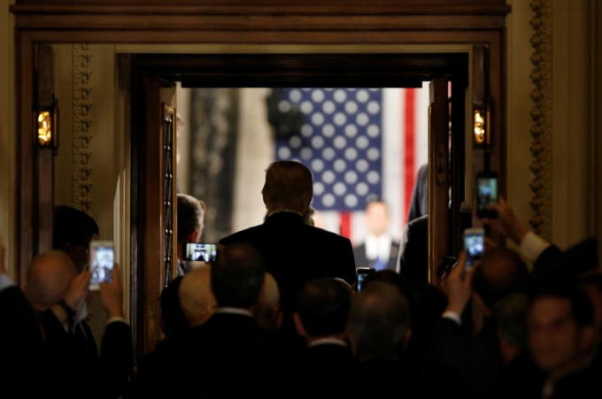 Theo BBC, trong bài phát biểu lần này, Tổng thống Trump hứa sẽ “khôi phục lại tinh thần Mỹ”, đồng thời ông cho rằng sự lạc quan sẽ biến những giấc mơ không thể thành có thể và mở ra một “chương mới cho sự vĩ đại của nước Mỹ”.