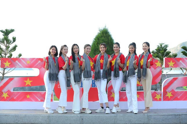 “Là người con của tỉnh Bà Rịa - Vũng Tàu, đây là lần đầu thứ 2 Trúc Linh được ra thăm huyện đảo Côn Đảo của tỉnh nhà. Trúc Linh cũng đã từng tham gia rất nhiều các buổi thượng cờ nhưng đây là lần thượng cờ mà Trúc Linh có nhiều cảm xúc nhất. Nhìn lá cờ đỏ sao vàng bay phất phới giữa bầu trời biển đảo, trong lòng Trúc Linh trào dâng niềm vinh dự và tự hào vì được làm công dân của đất nước Việt Nam hòa bình, xinh đẹp. Nhưng để có được sự hòa bình, xinh đẹp như hôm nay đã có rất nhiều các thế hệ các anh hùng, liệt sĩ đã hy sinh xương máu của mình, đã ngã xuống vì nền độc lập, tự do của dân tộc. Buổi thượng cờ hôm nay đã một lần nữa nhắc nhở Trúc Linh phải cố gắng học tập, rèn luyện thật tốt để trở thành người có ích cho xã hội. Góp phần xây dựng đất nước ngày càng giàu đẹp, văn minh. Đặc biệt là phải góp phần bảo vệ chủ quyền toàn vẹn lãnh thổ của đất nước để xứng đáng với sự hy sinh của các thế hệ đi trước để chúng ta có được một nước Việt Nam như ngày hôm nay”- Người đẹp Trúc Linh bộc bạch.