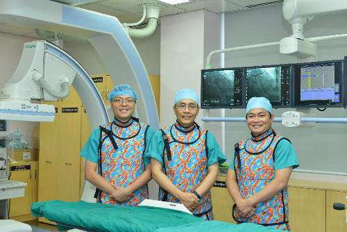 Bác sĩ Hòa (phải) và ê kíp can thiệp nội mạch Bệnh viện Đại học Y Dược TP HCM.