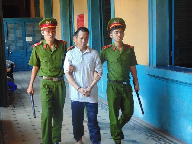 Cắt cổ vợ hờ, Hùng lĩnh 12 năm tù.