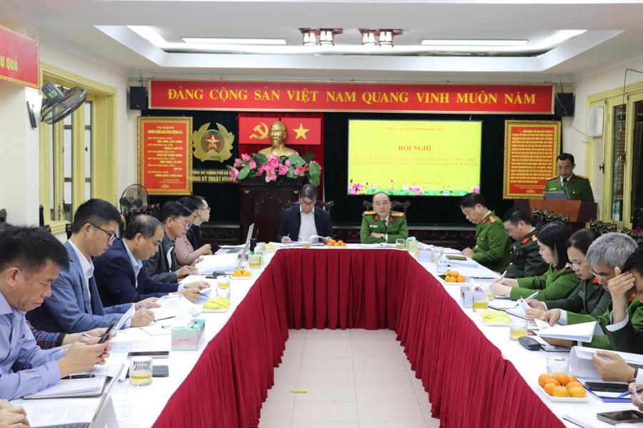Đại tá Nguyễn Đức Long - Phó Giám đốc Công an TP Hà Nội chủ trì buổi làm việc với Đoàn kiểm tra.