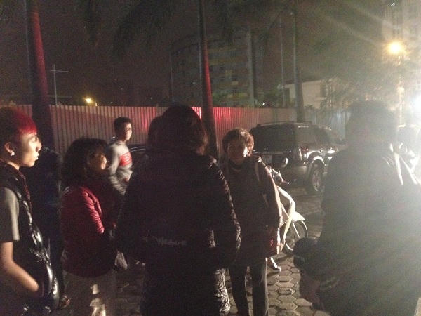 Mọi người bàn tán xôn xao về đám cháy trên tầng 18.