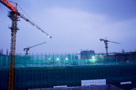 Chiều tối 11/1/2017 bên trong dự án vẫn sáng đèn.