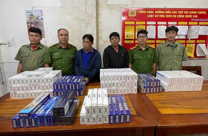 Các đối tượng và tang vật bị cơ quan công an tạm giữ (CACC).
