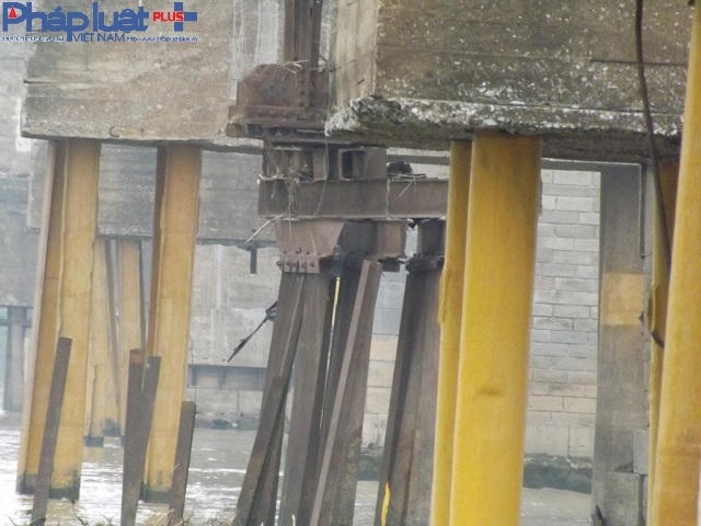 Tại nhiều vị trí trụ cột khác, cho thấy dấu hiệu xuống cấp.