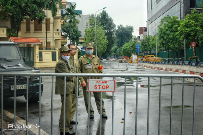 Bắt đầu từ ngày 22/4, đơn vị chức năng và chính quyền địa phương đã cho tập kết phương tiện, thiết bị để làm công tác chuẩn bị tiến hành tháo dỡ giai đoạn 2.