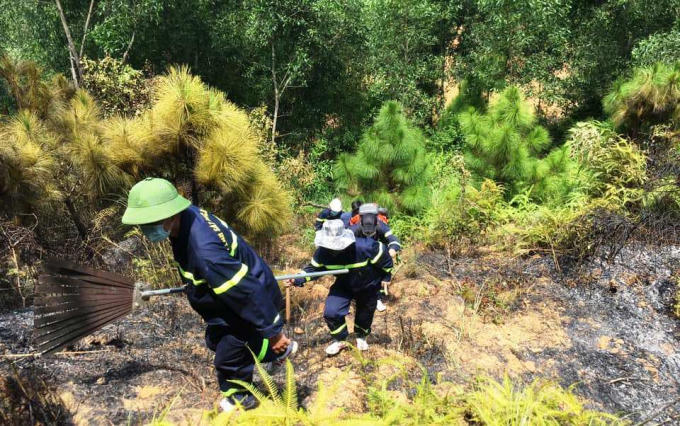Căng mình chữa cháy giữa trưa nắng