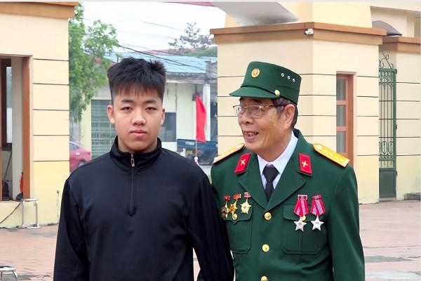 Thanh niên Lương Ngọc Bảo, tổ 2, Phường Vũ Phúc được ông nội là cựu chiến binh Lương Ngọc Phèn đưa lên điểm khám tuyển.