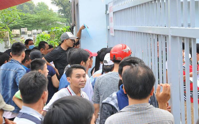Phụ huynh xếp hàng trước cổng Trường tiểu học Trần Quốc Toản (xã Bắc Sơn, Trảng Bom, Đồng Nai) để xin cho con vào lớp 1 (Ảnh: Phạm Tùng)