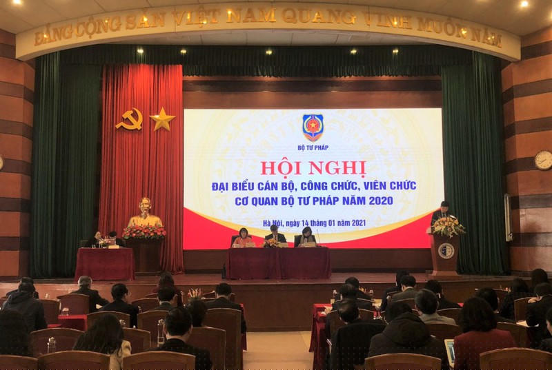 Các đại biểu tham luận tại Hội nghị. 