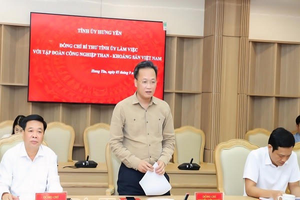Bí thư Tỉnh ủy Hưng Yên, ông Nguyễn Hữu Nghĩa phát biểu tại buổi làm việc về tình hình triển khai các dự án của Tập đoàn Công nghiệp Than - Khoáng sản Việt Nam trên địa bàn.