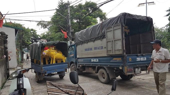 12 giờ trưa, xe cộ vẫn liên tục chuyển bánh chở hàng đi các tỉnh, thành.