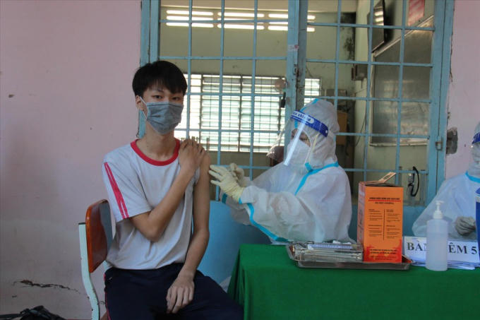 hoc-sinh-duoi-18-tuoi-o-vinh-long-duoc-tiem-vac-xin-1136
