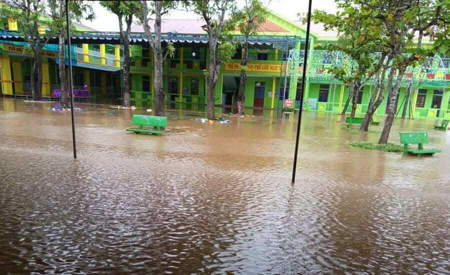 Hơn 18.000 học sinh tại Hà Tĩnh không thể đến trường do lũ lụt.