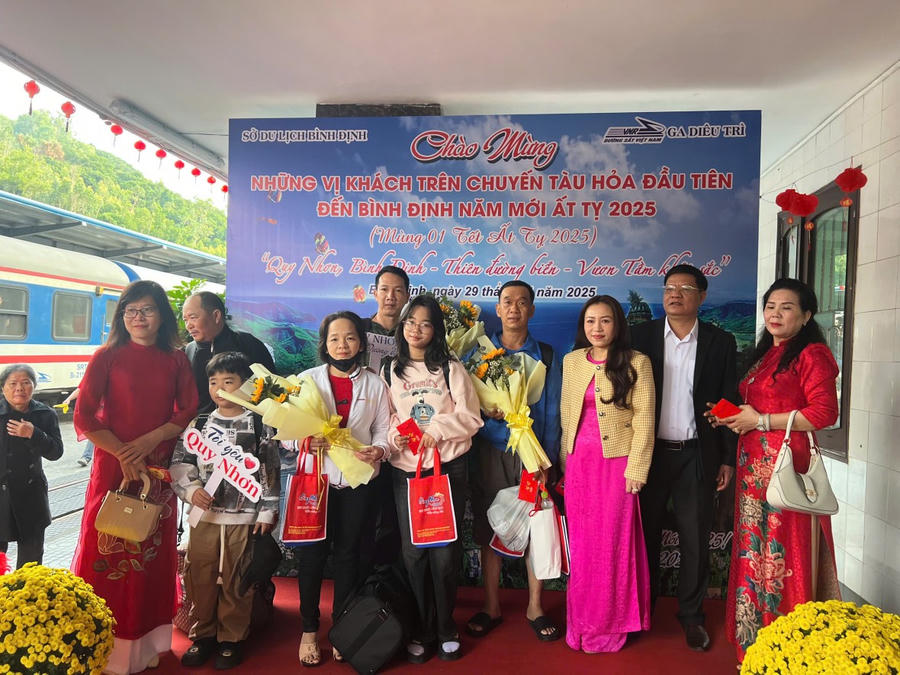 Ga Diêu Trì tổ chức lễ đón những vị khách du lịch đầu tiên trên chuyến tàu hỏa đến Bình Định nhân dịp năm mới Ất Tỵ 2025