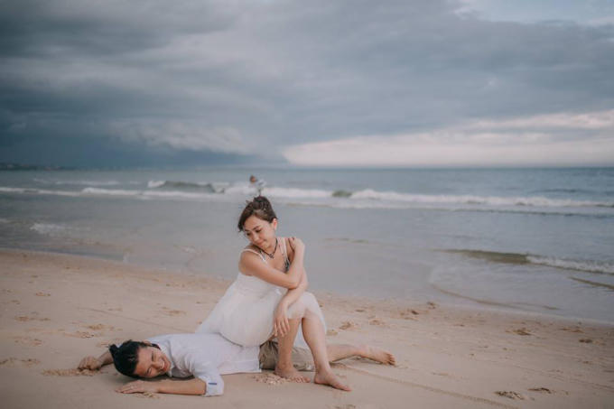 Bộ ảnh cưới của họ như cuộc dạo chơi khám phá một miền đất mới, trải nghiệm những món ăn vặt đậm chất Việt, chạy thử xe máy, đi tàu, hay ngồi quán xá vỉa hè...