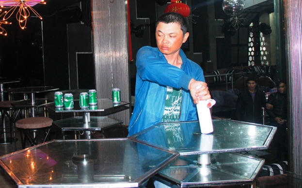 Hoàng Công Thuật diễn tả lại cảnh cầm chai bia đâm nạn nhân. (Ảnh: báo An ninh thủ đô)