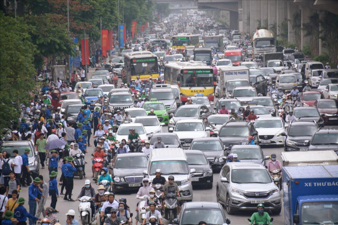 Đường Nguyễn Trãi ùn tắc trong giờ cao điểm.