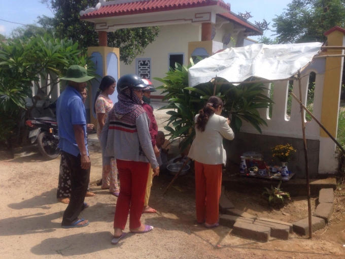 Sự việc cũng thu hút sự hiếu kỳ của nhiều người dân vùng lân cận đến xem.