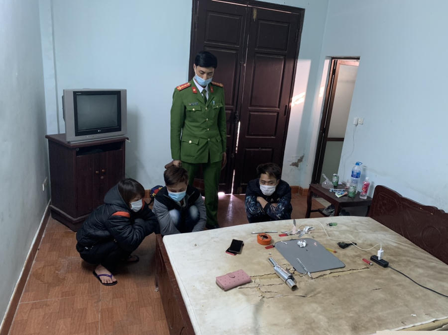 Hình ảnh các đối tượng sử dụng trái phép chất ma túy tại nhà nghỉ Duy Em.
