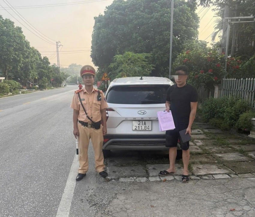 Lực lượng CSGT nhanh chóng xác minh, xử lý lái xe đi ngược chiều trên cao tốc Tuyên Quang - Phú Thọ. (Ảnh: Công an Tuyên Quang).