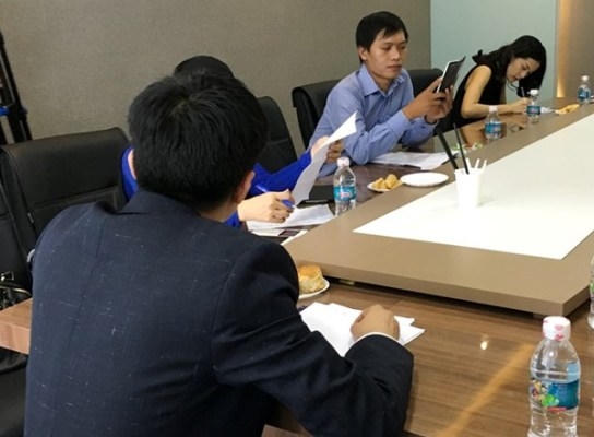 Hạ Vi trong buổi họp với đối tác cùng Cường Đô La. Ảnh: internet.