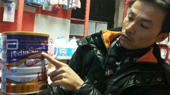 Khách hàng Nguyễn Hữu Nam và hộp sữa PediaSure BA có những hạt đen nổi lợn cợn khi pha.