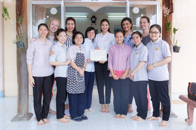 Phạm Hương, Lệ Hằng và Clarissa Molina đều chọn trang phục đơn giản, với áo sơmi và quần jeans.