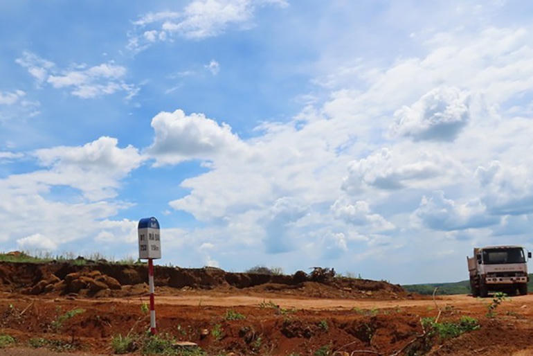 Một khu đất trên đường ĐT753 đang được san lấp (Ảnh: A.X).