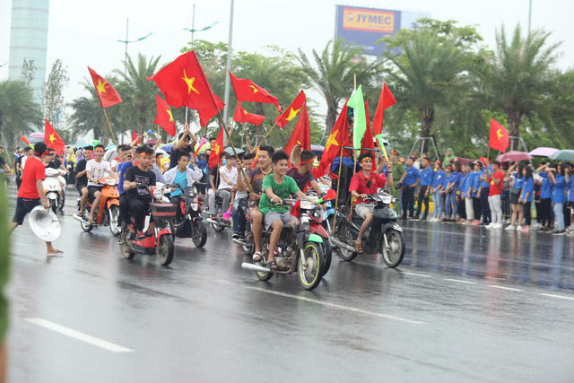 Không khí bên ngoài sân bay đang nóng lên từng phút.