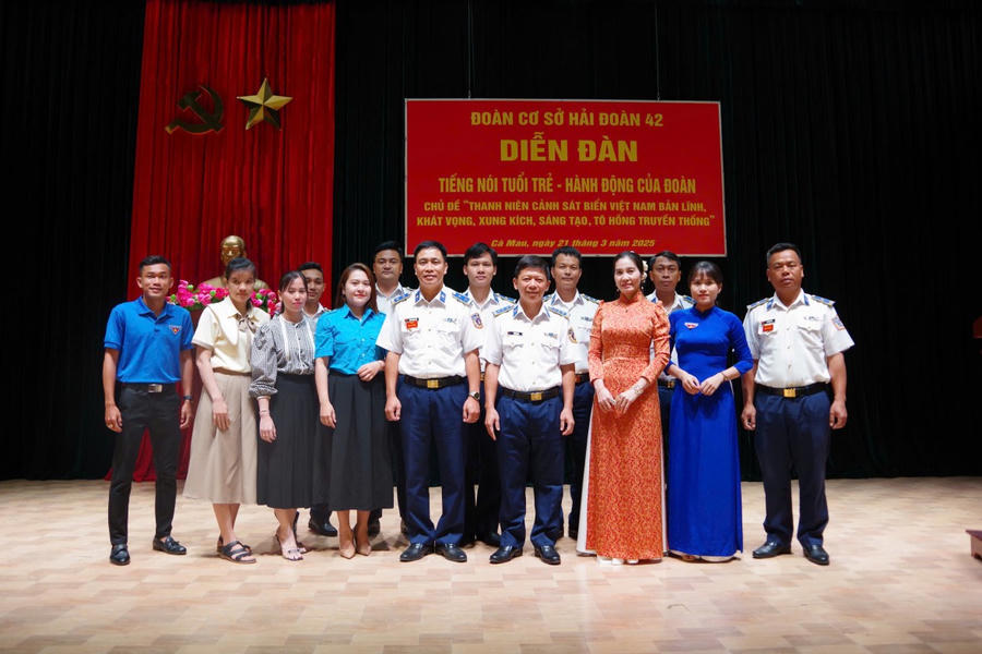 Thủ trưởng Hải đoàn 42 chụp ảnh lưu niệm cùng quân đoàn địa phương.