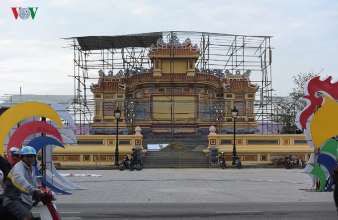 Bia Quốc học đang được trùng tu. Ảnh VOV.