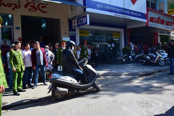 Tâm đang thực hiện cảnh đối tượng dừng xe để vào ngân hàng cướp tiền.