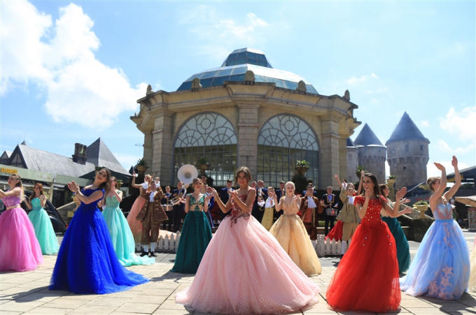 Khởi đầu là carnival xuân, chương trình hoạt náo lớn nhất trong năm được biểu diễn bởi những nghệ sỹ Châu Âu