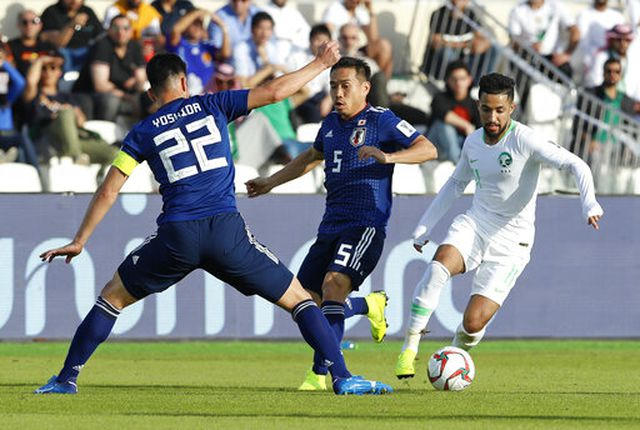 Các cầu thủ Saudi Arabia rất khó khăn trong việc tìm đường đến khung thành của DDT Nhật Bản. (Ảnh: báo Dân trí)