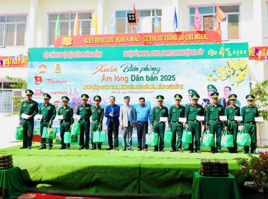 Chương trình tặng quà cho các gia đình có hoàn cảnh khó khăn. Ảnh: Thanh Nga