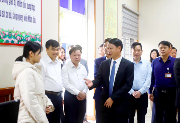 Phó Chủ tịch UBND tỉnh Nguyễn Khắc Hiếu trao đổi với người dân đến làm thủ tục hành chính. Ảnh CTTĐT tỉnh Phú Thọ