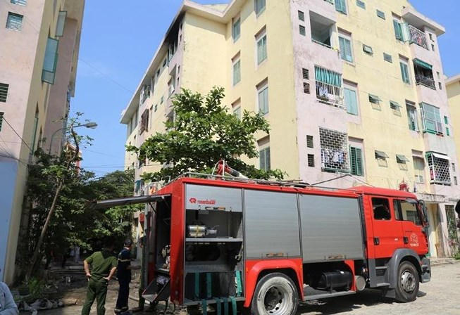 Hỏa hoạn tại chung cư, ph&aacute; nhầm cửa nh&agrave; h&agrave;ng x&oacute;m để... dập lửa