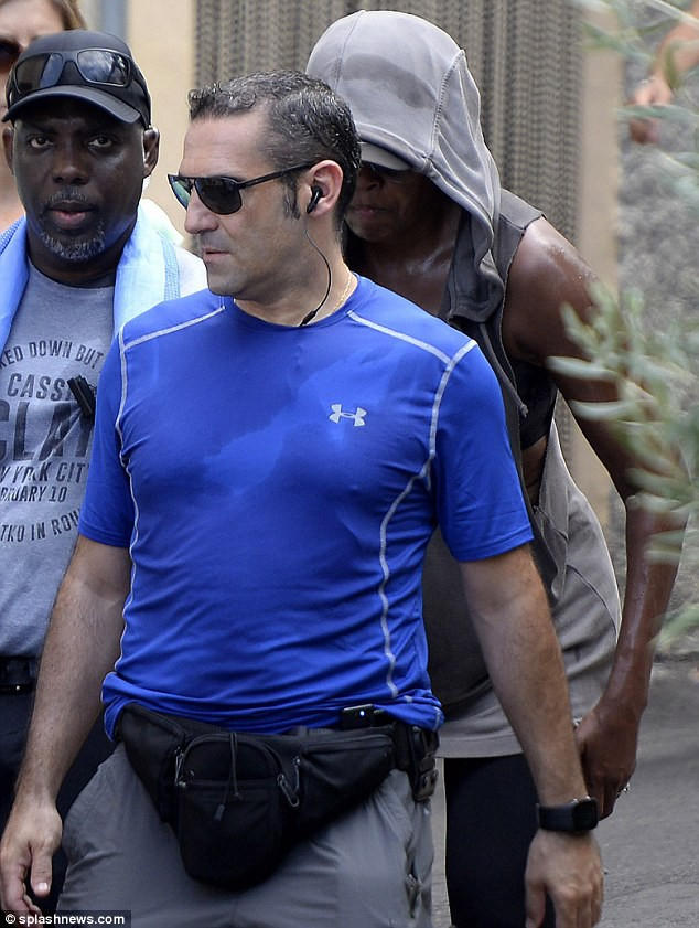 Bà Michelle Obama đeo kính râm cỡ lớn, mũ lưỡi trai và áo có mũ. Ảnh: Splashnews