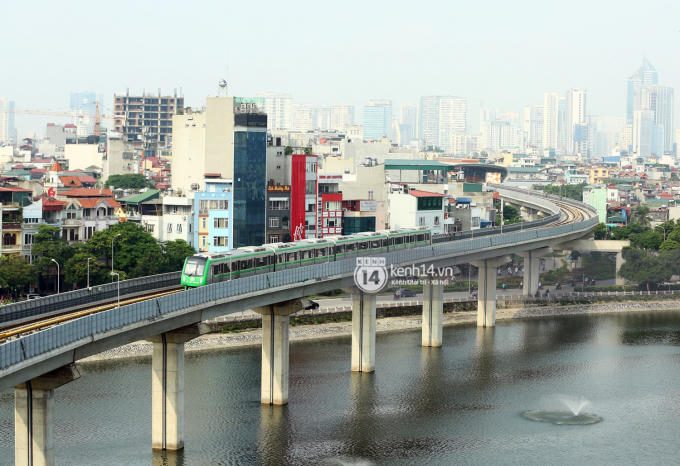 Hình ảnh đoàn tàu đi qua hồ Hoàng Cầu (quận Đống Đa, Hà Nội).